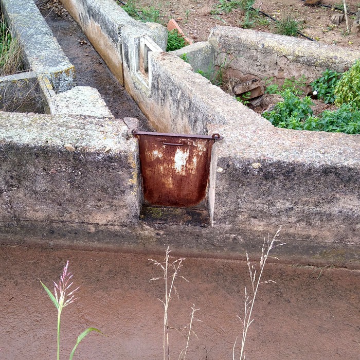 Acequia tradicional junto a la casa de huéspedes Bioalquería