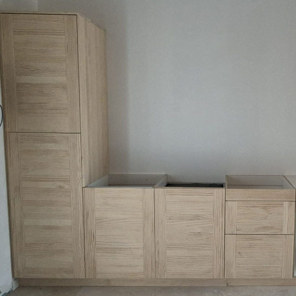 Muebles y armarios dentro de Bioalquería, diseño ecológico y funcional