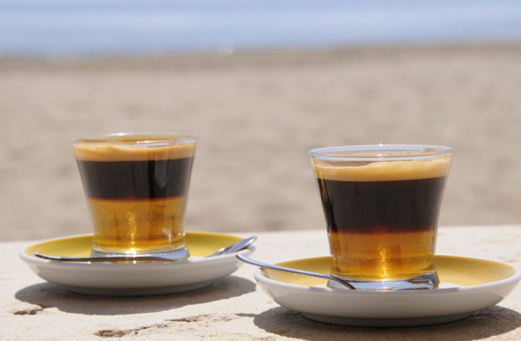 Dos tazas de cremaet frente al mar